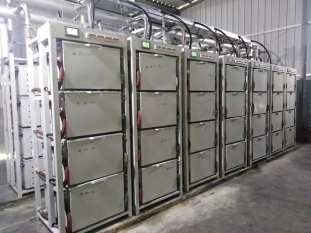 A picture containing indoor, computer, gate
Description automatically generated