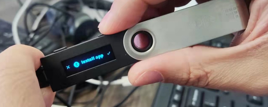 A person holding a device
Description automatically generated with low confidence